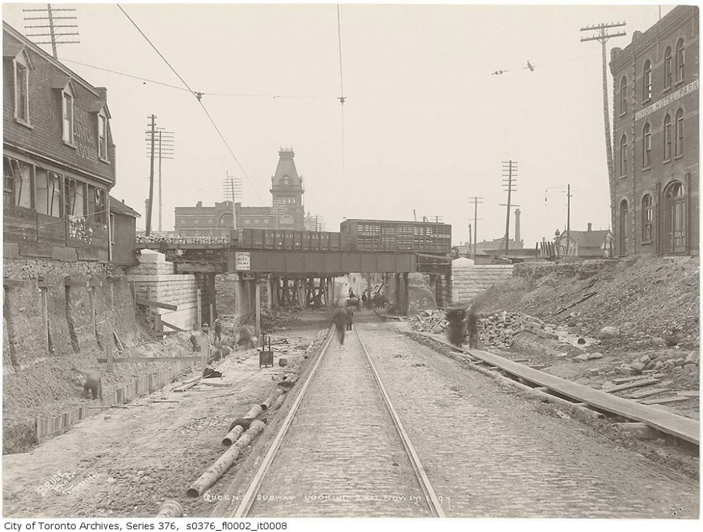 East to Gladstone along queen street